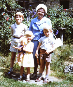 Nancy, Geoff, Gordon and Fiona in garden at Argyle Road