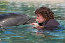 Anita kissing her dolphin